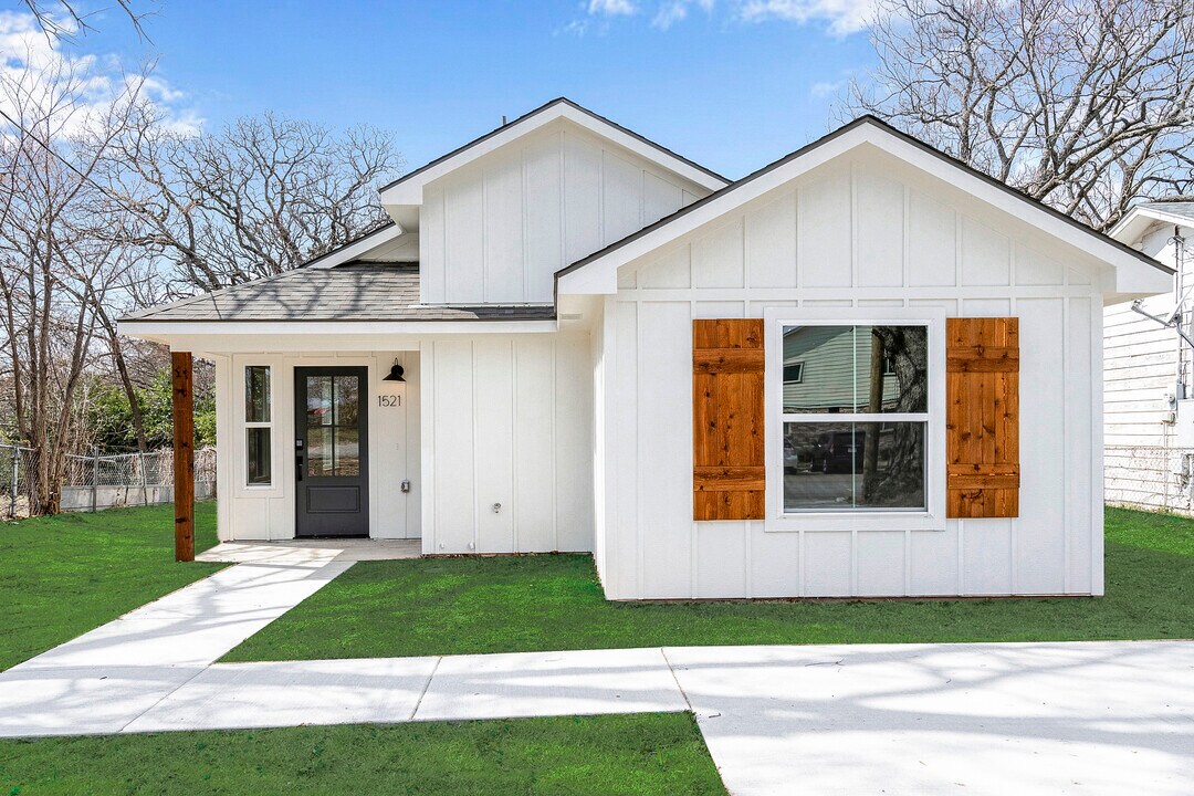 1521 S Rusk Ave in Denison, TX - Building Photo