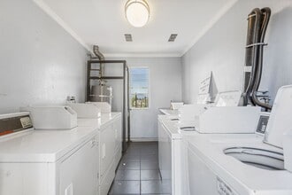 Vanowen Square Apartments in North Hollywood, CA - Building Photo - Building Photo