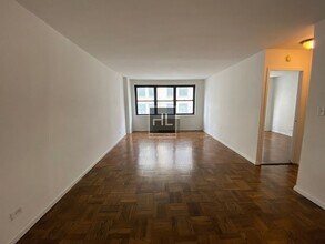 5 AVENUE, Unit 12E in New York, NY - Foto de edificio - Building Photo