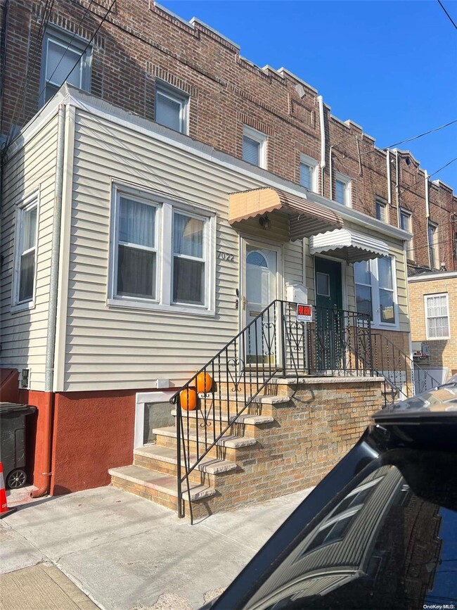 70-22 69th Pl-Unit -2 in Queens, NY - Building Photo - Building Photo