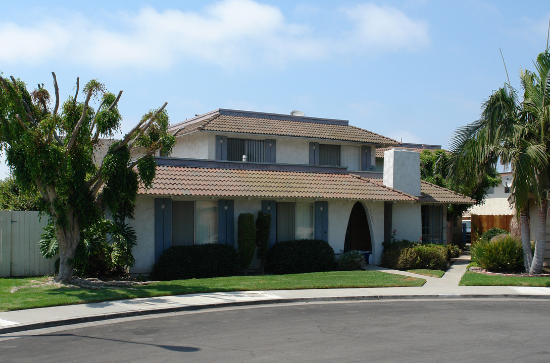 17061 Grove in Huntington Beach, CA - Building Photo