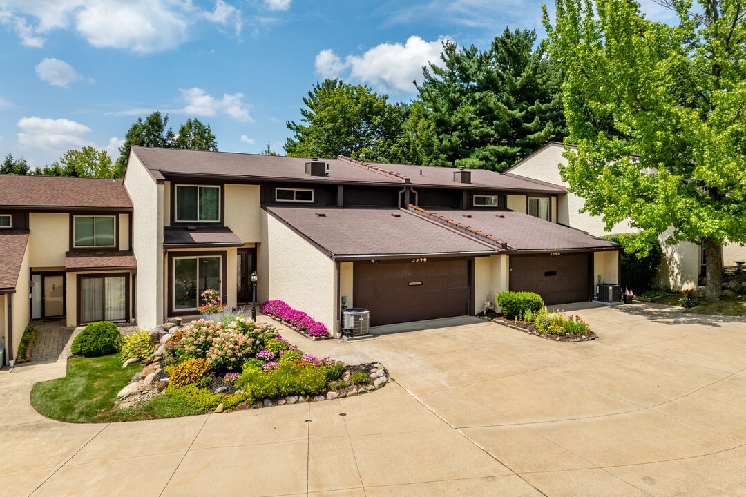 Westwood Village Condominiums in Fairlawn, OH - Building Photo