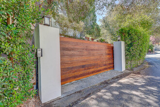 3783 Fredonia Dr in Los Angeles, CA - Building Photo - Building Photo