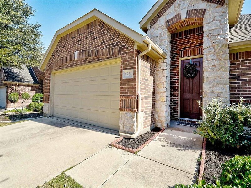 9824 Mcfarring Dr in Fort Worth, TX - Building Photo