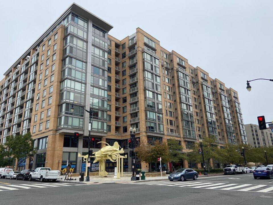 475 K St NW, Unit 301 in Washington, DC - Building Photo