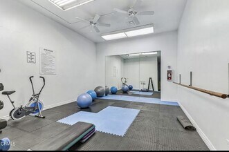 5585 E Pacific Coast Hwy in Long Beach, CA - Building Photo - Building Photo