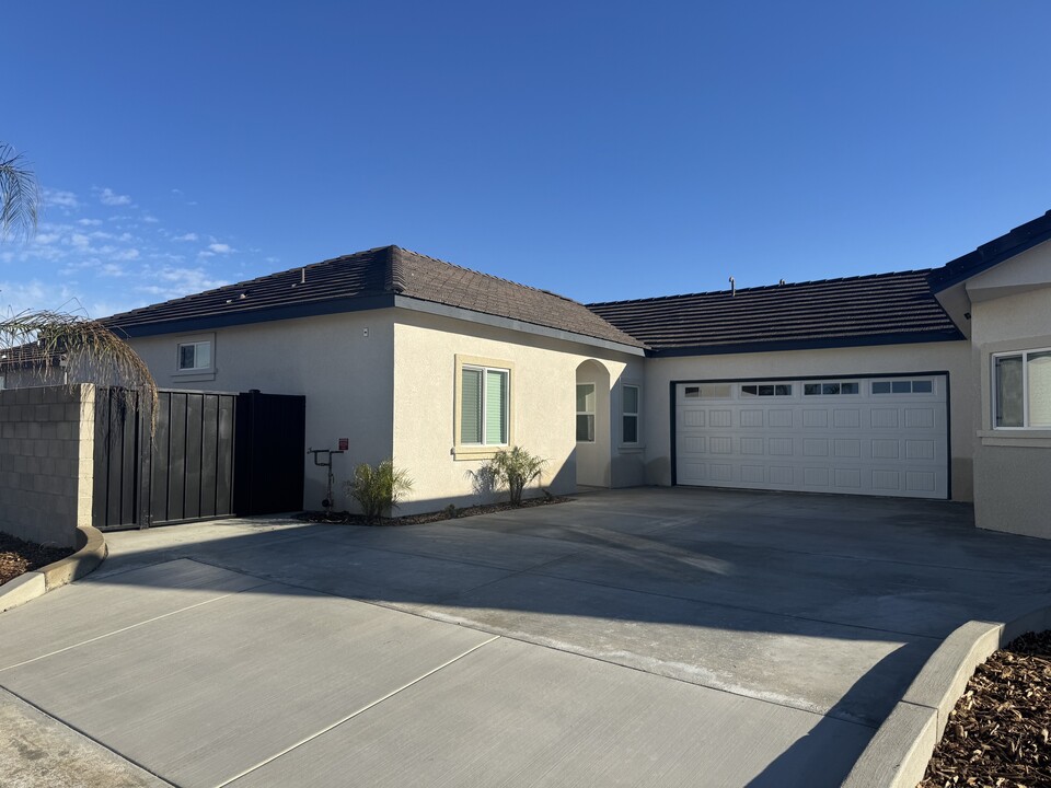 9704 Krista Vineyard Way in Bakersfield, CA - Building Photo