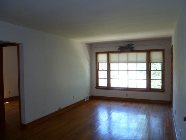 8323 W North Ave, Unit 4 in Wauwatosa, WI - Building Photo - Building Photo
