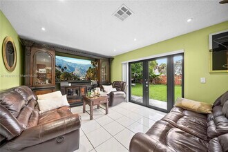 2481 Riverdale Dr N in Miramar, FL - Foto de edificio - Building Photo