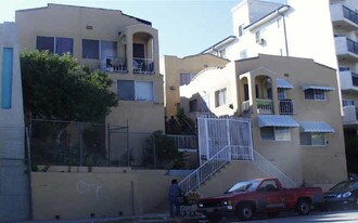 401 Loma Dr in Los Angeles, CA - Building Photo