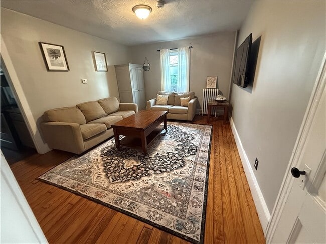 25 W Narragansett Ave in Newport, RI - Foto de edificio - Building Photo