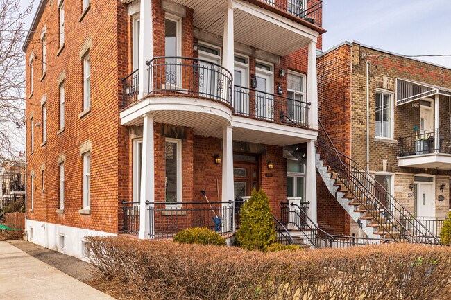 2301-2305 Des Carrières St in Montréal, QC - Building Photo - Building Photo