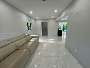 575 NE 179th Dr in North Miami Beach, FL - Building Photo - Building Photo