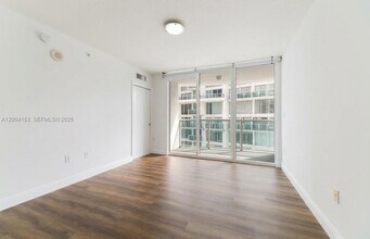31 SE 5th St, Unit 3210 in Miami, FL - Building Photo - Building Photo