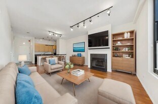 130 S Canal St in Chicago, IL - Building Photo