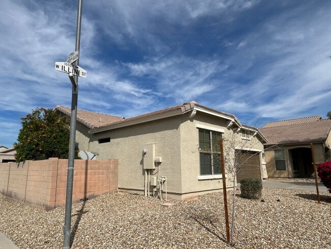 10042 W Illini St in Tolleson, AZ - Building Photo - Building Photo