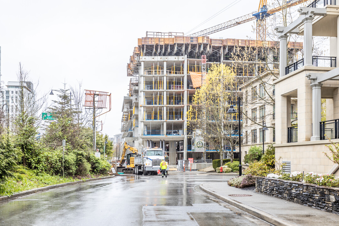 Executive on the Park in West Vancouver, BC - Building Photo