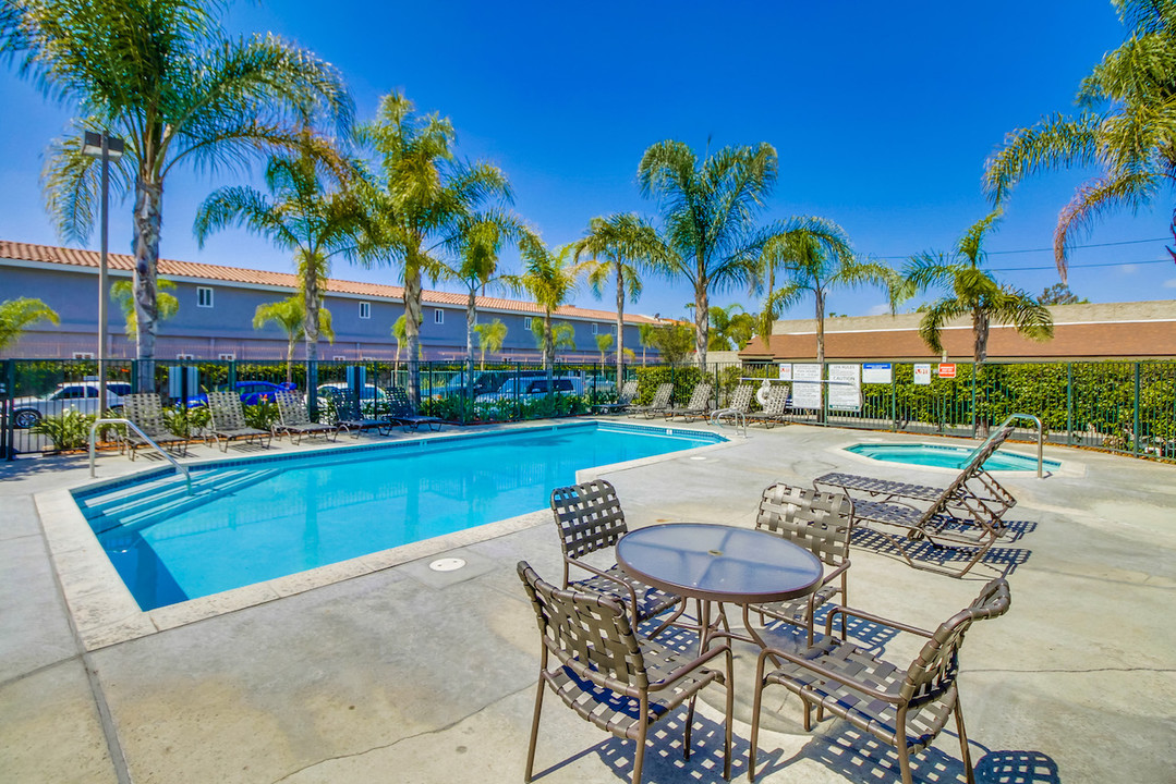 Harbor Cliff Apartments in Anaheim, CA - Building Photo