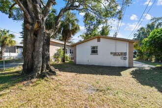 2135 W St Conrad St in Tampa, FL - Foto de edificio - Building Photo