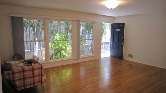 1958 1/2 S Beverly Glen Blvd, Unit 1960.5 in Los Angeles, CA - Foto de edificio - Building Photo