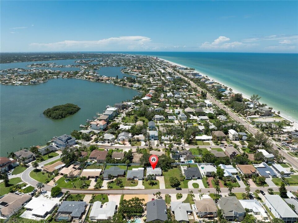 114 8th St in Belleair Beach, FL - Building Photo