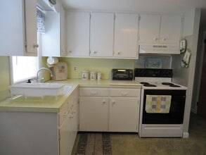 8 Bay Dr in Bourne, MA - Building Photo - Building Photo