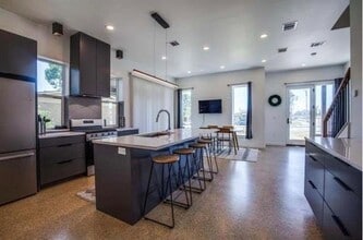 10803 Mandalay Dr in Dallas, TX - Building Photo - Building Photo