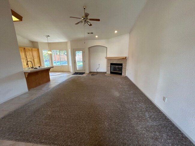 2737 W Oakridge Ave in Visalia, CA - Building Photo - Building Photo