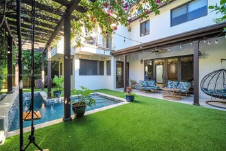 627 Alcazar Ave in Coral Gables, FL - Foto de edificio - Building Photo