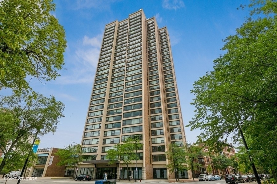 1850 N Clark St in Chicago, IL - Foto de edificio