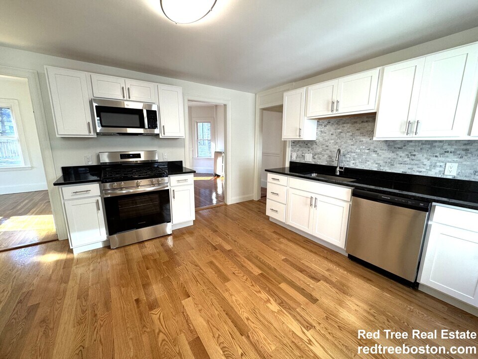 11 E Milton Rd, Unit 2 in Brookline, MA - Foto de edificio