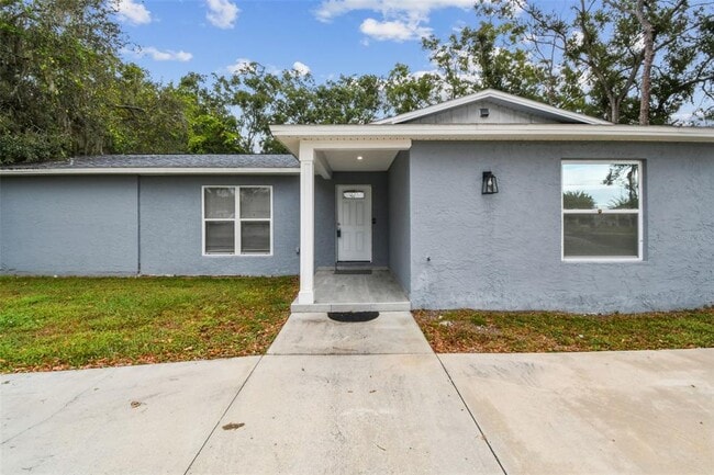 6005 Lakeside Dr in Lutz, FL - Building Photo - Building Photo