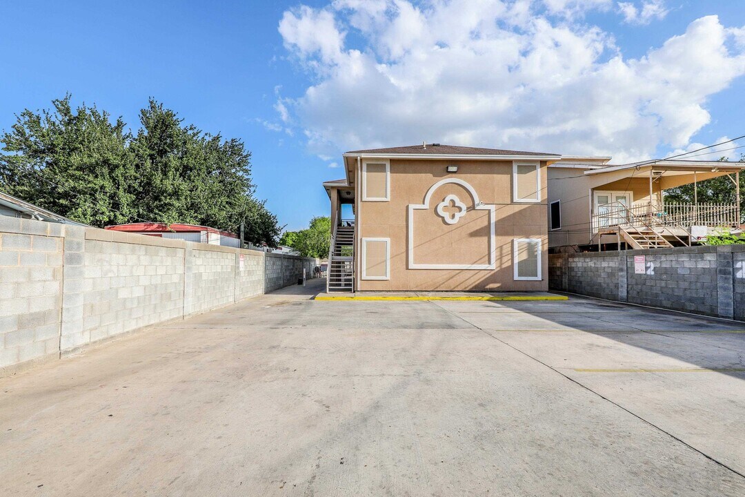 205 W San Carlos St in Laredo, TX - Building Photo