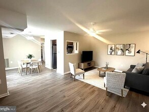 12701 Dara Dr, Unit 104 in Woodbridge, VA - Foto de edificio - Building Photo