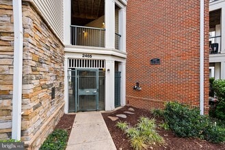 2465 Army Navy Dr in Arlington, VA - Building Photo - Building Photo