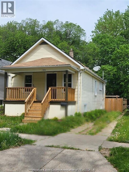 990 Bridge Ave in Windsor, ON - Building Photo
