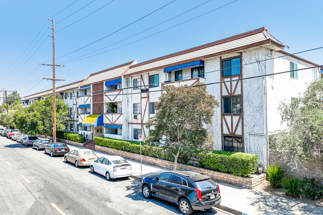 Tarzana Plaza in Tarzana, CA - Building Photo