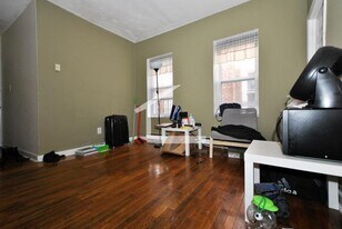 896 Huntington Ave in Boston, MA - Building Photo