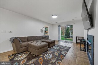 10010 Vanderbilt Cir in Rockville, MD - Building Photo - Building Photo