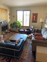 5831 Seawalk Dr, Unit D in Los Angeles, CA - Building Photo - Building Photo