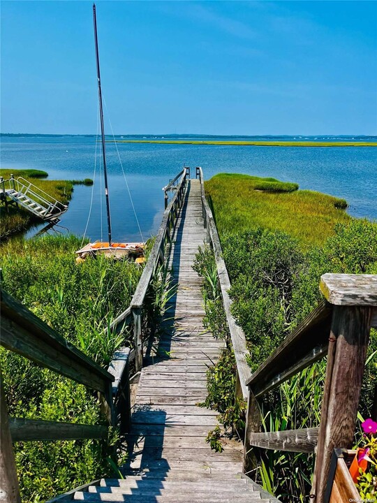 28 Dune Ln in Westhampton Beach, NY - Building Photo