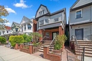 8 Cooper Pl in Weehawken, NJ - Building Photo