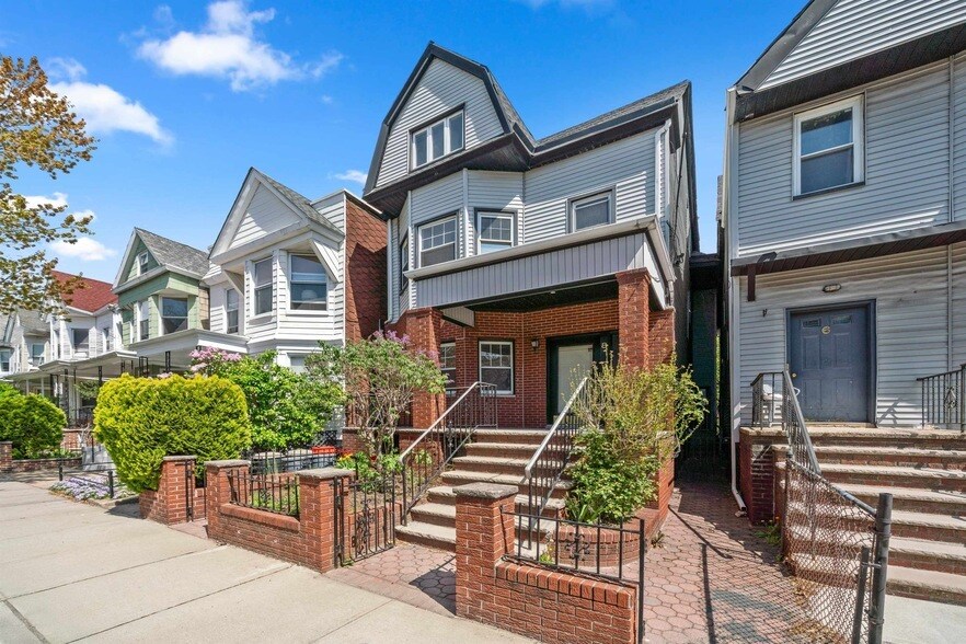 8 Cooper Pl in Weehawken, NJ - Building Photo