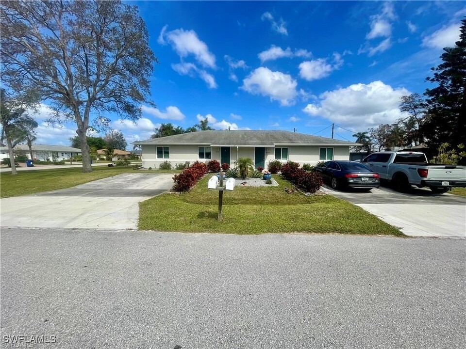 9143 Carolina St in Bonita Springs, FL - Foto de edificio