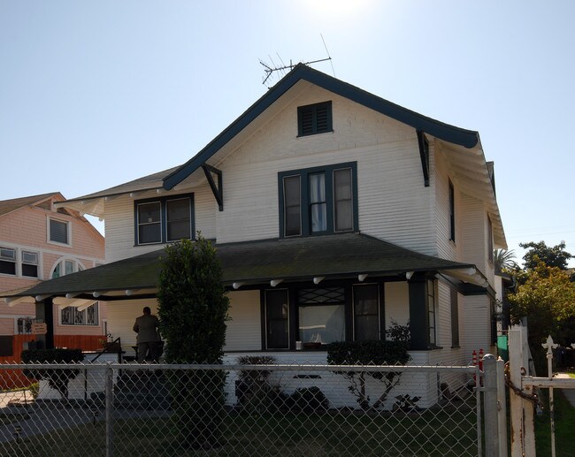 1034 Leighton Ave in Los Angeles, CA - Building Photo - Building Photo