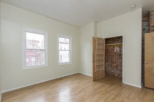 938 S 49th St in Philadelphia, PA - Foto de edificio - Interior Photo