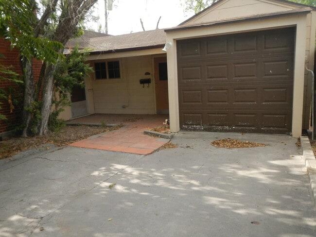 813 E Warren Ave in Kingsville, TX - Foto de edificio - Building Photo