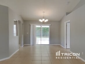 10518 Gifford Dr in Spring Hill, FL - Building Photo - Building Photo