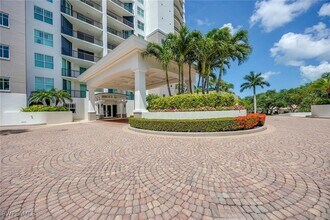 455 Cove Tower Dr in Naples, FL - Building Photo - Building Photo