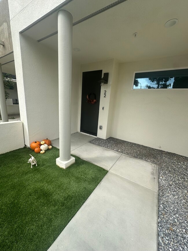22 E Sunset St in Long Beach, CA - Building Photo - Building Photo